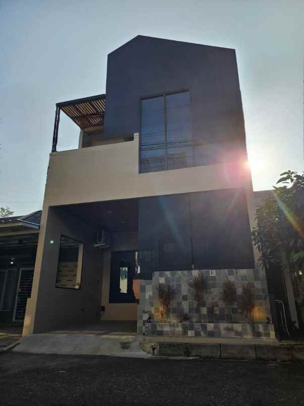 dijual rumah kamayangan residence