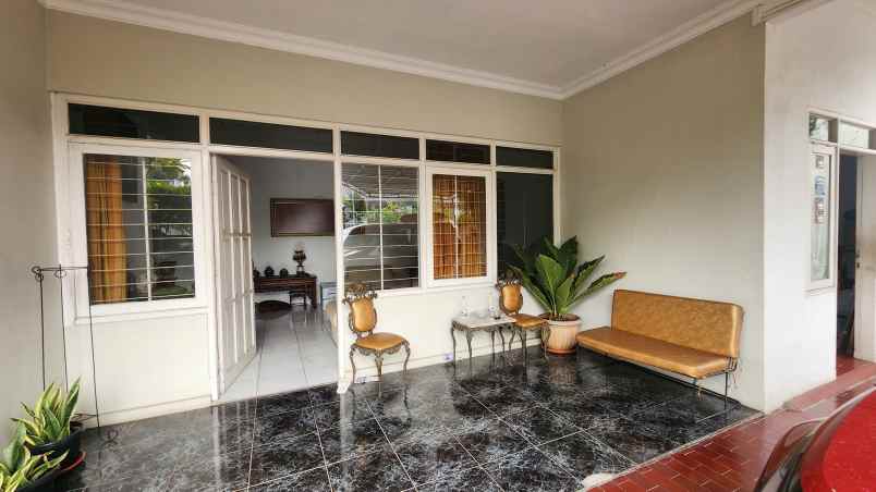 dijual rumah kayu putih