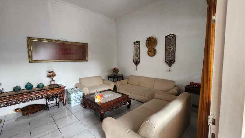 dijual rumah kayu putih