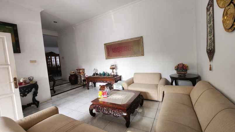 dijual rumah kayu putih