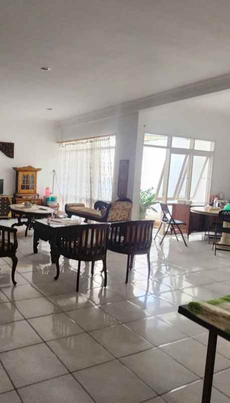 dijual rumah kayu putih