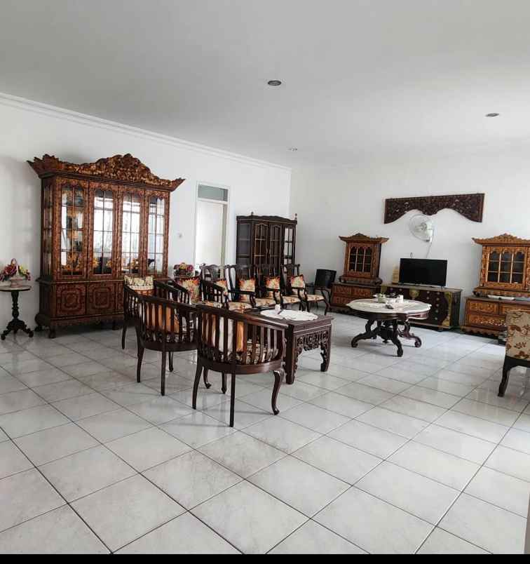 dijual rumah kayu putih