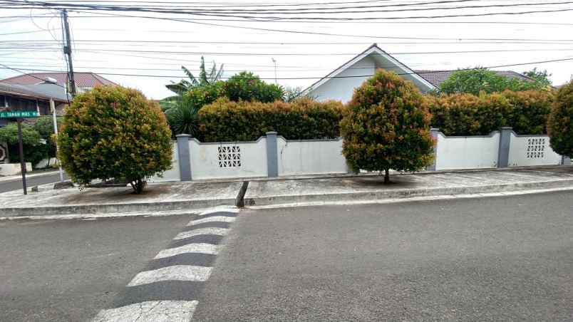 dijual rumah kayu putih