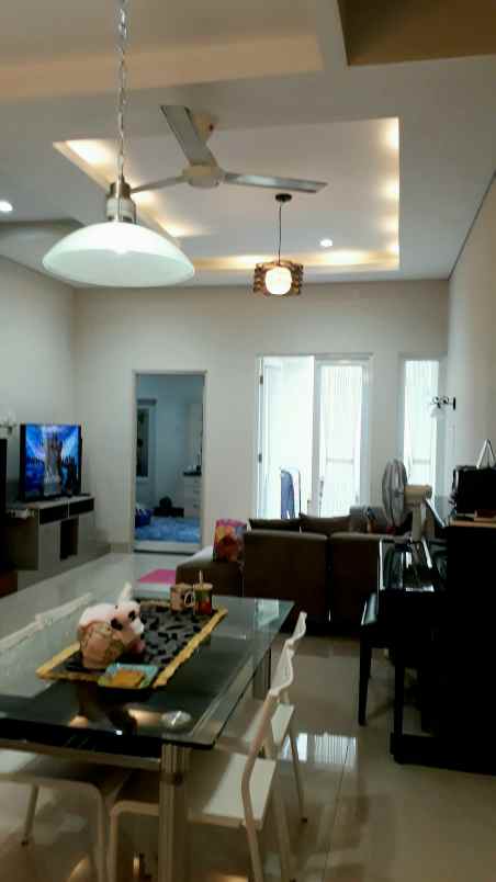 dijual rumah komplek flo residence kav