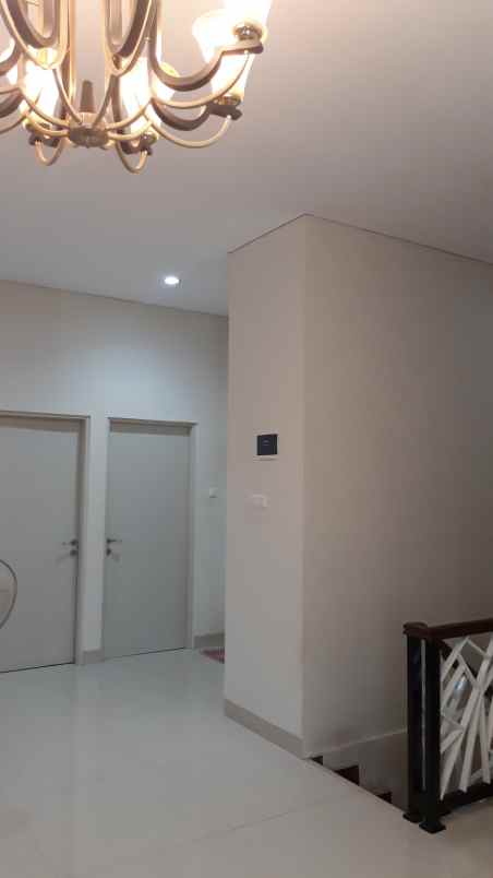 dijual rumah komplek flo residence kav
