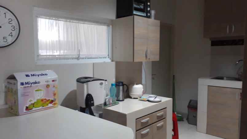 dijual rumah komplek flo residence kav