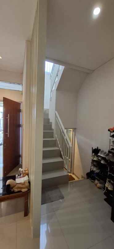 dijual rumah komplek sariwangi