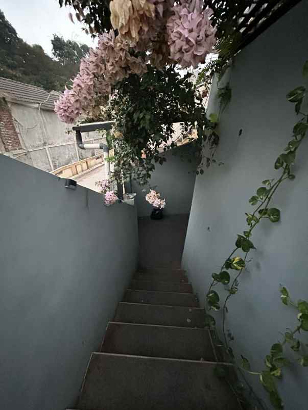 dijual rumah komplek sariwangi