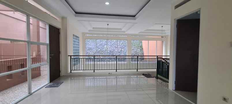 dijual rumah komplek setra duta bandung