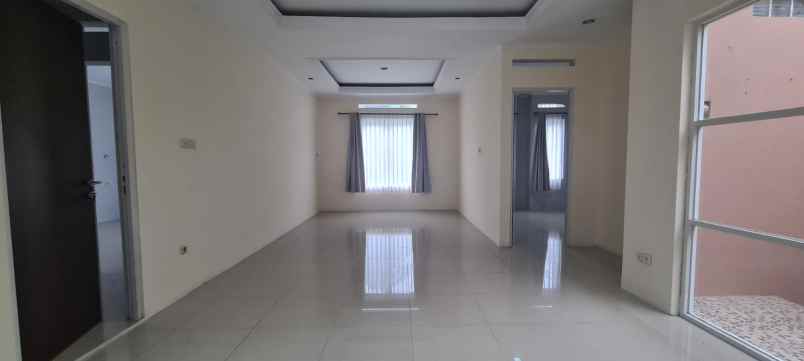 dijual rumah komplek setra duta bandung