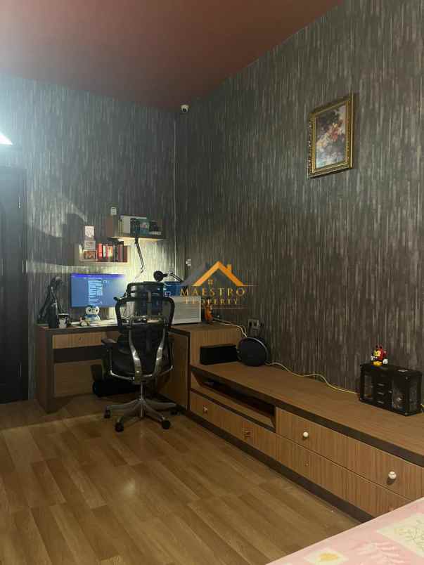 dijual rumah komplek the palace
