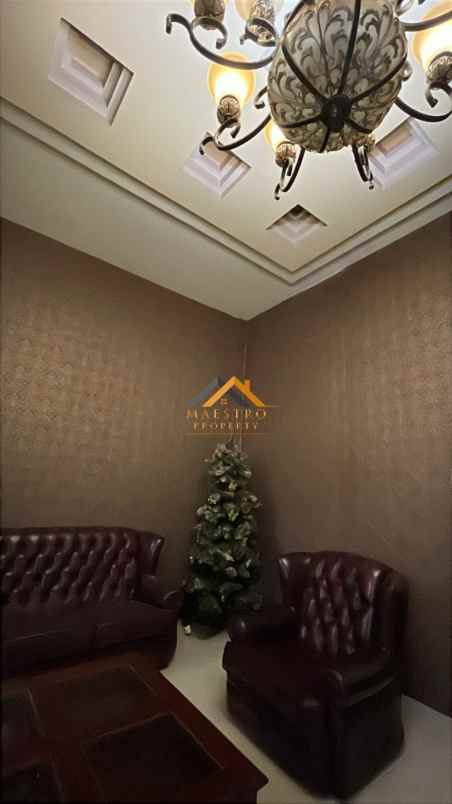 dijual rumah komplek the palace