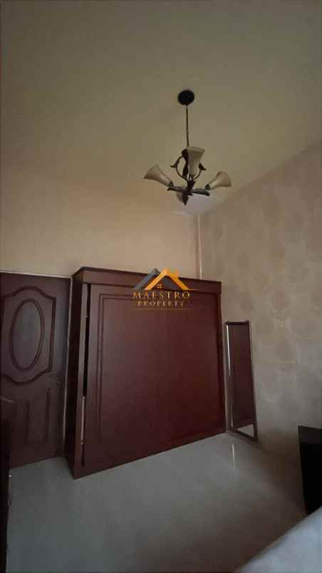 dijual rumah komplek the palace