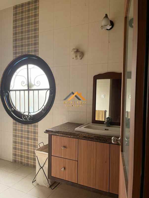 dijual rumah komplek the palace