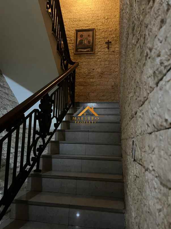 dijual rumah komplek the palace