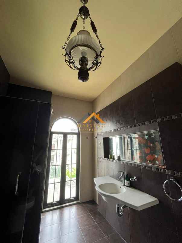 dijual rumah komplek the palace