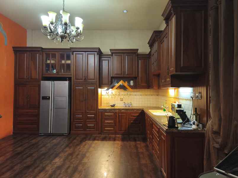 dijual rumah komplek the palace