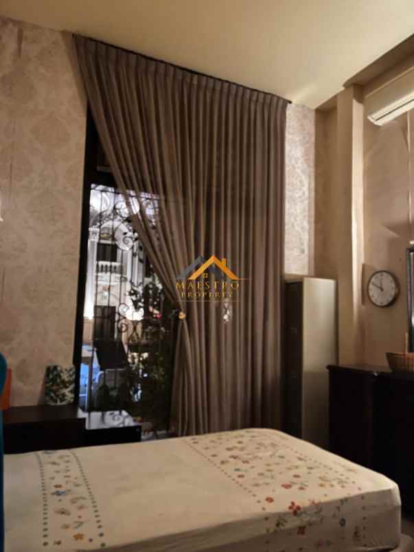 dijual rumah komplek the palace