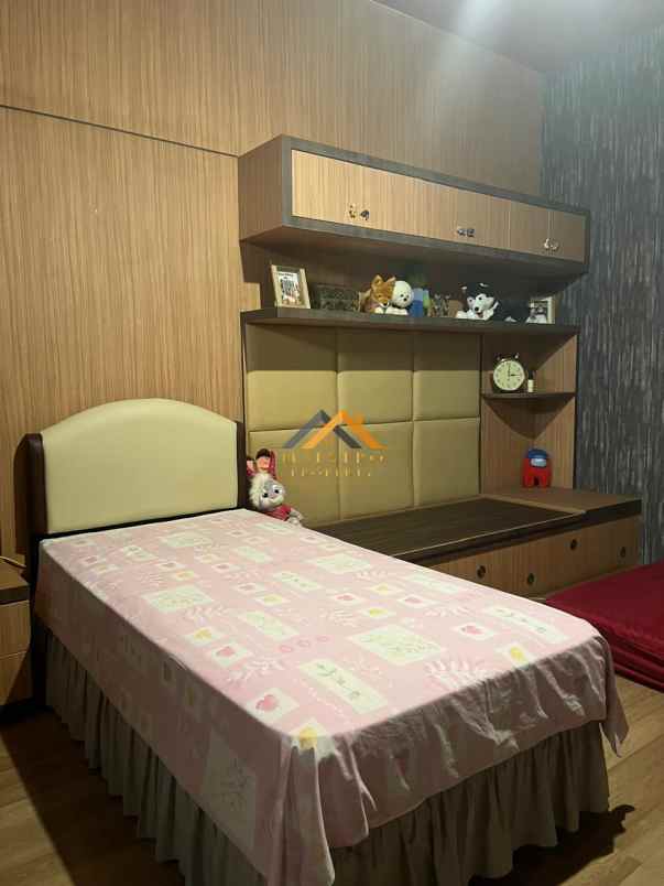 dijual rumah komplek the palace