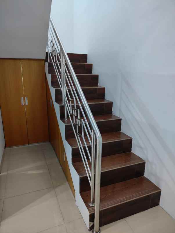 dijual rumah lippo cikarang taman piccadilly