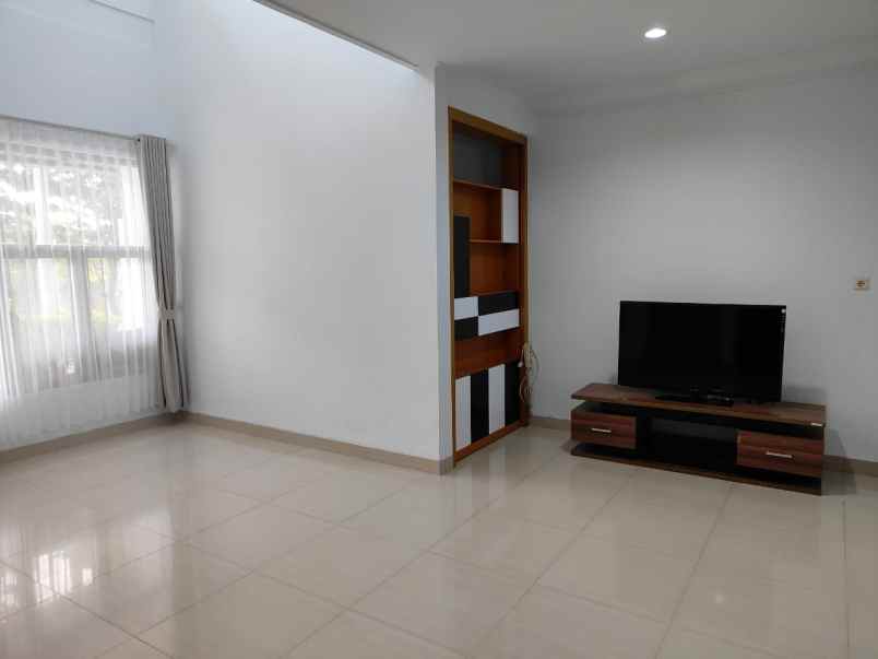 dijual rumah lippo cikarang taman piccadilly