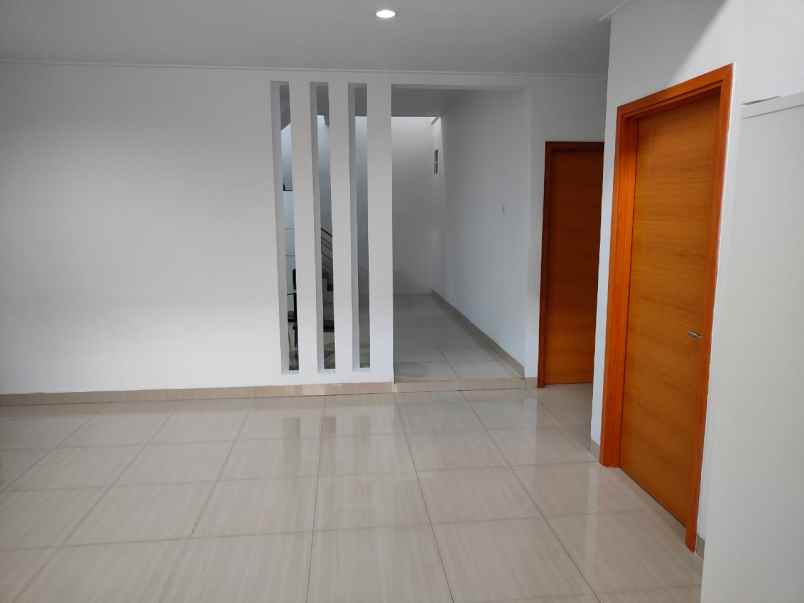 dijual rumah lippo cikarang taman piccadilly