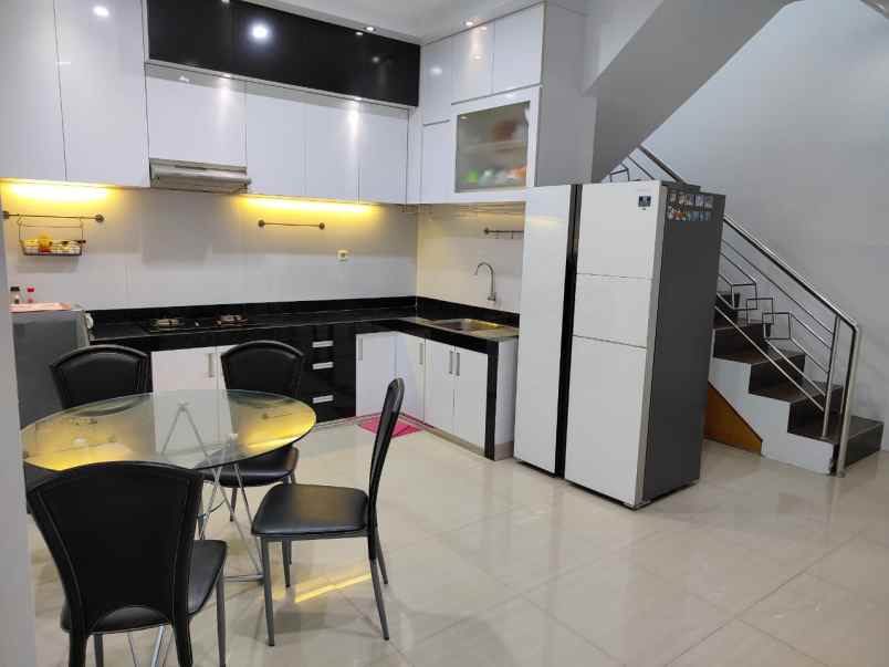 dijual rumah lippo cikarang taman piccadilly