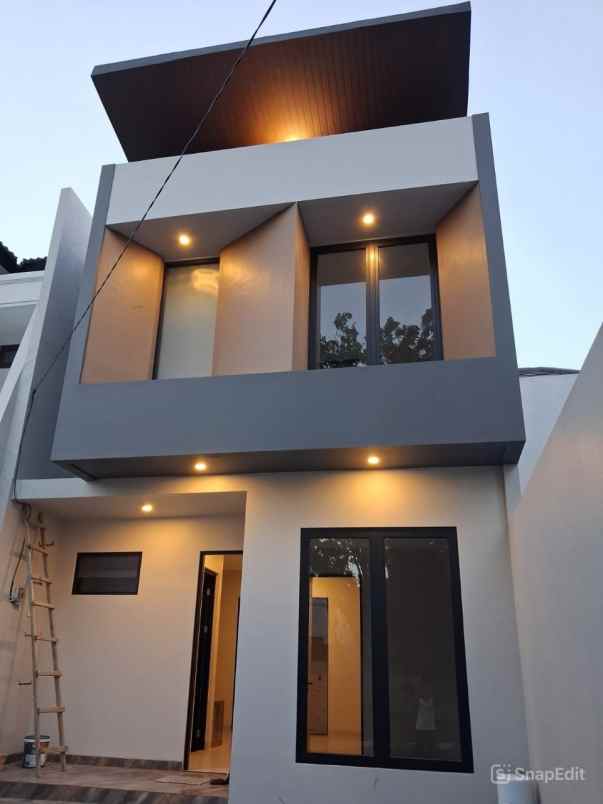 dijual rumah manyar