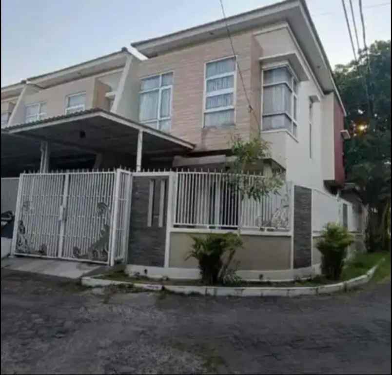 dijual rumah manyar indah