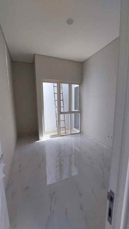 dijual rumah manyar tompotika