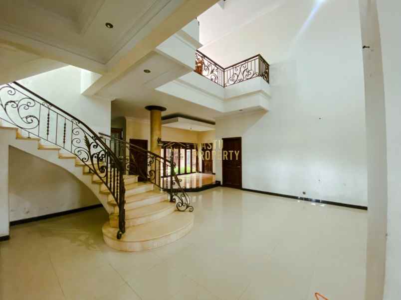 dijual rumah mewah 10 kamar akses mudah di kalasan