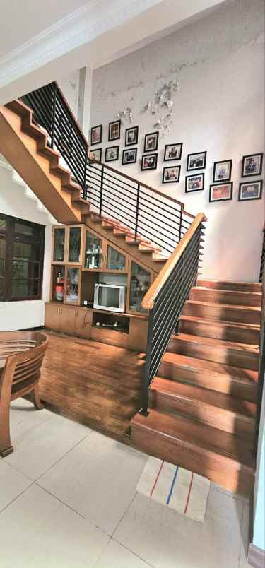 dijual rumah mewah 2 lantai dicurug indah jatiwaringin