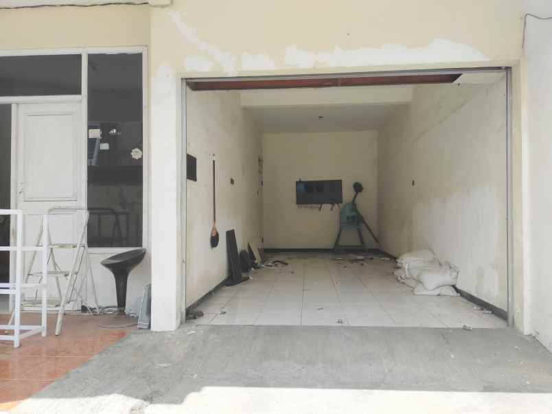 dijual rumah mewah klasik 2 lantai