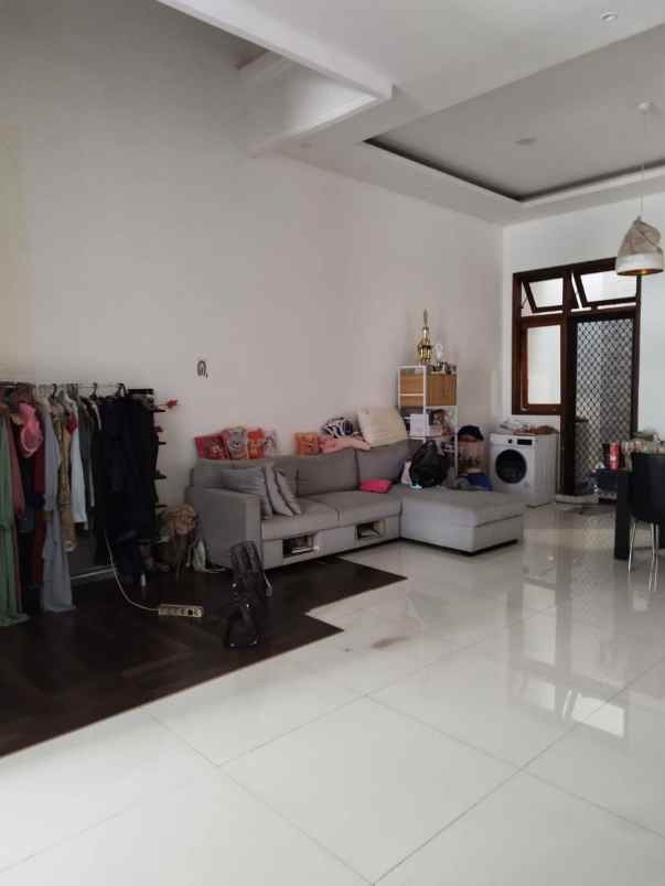 dijual rumah nginden