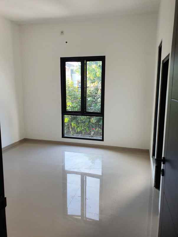 dijual rumah nirwana eksekutif