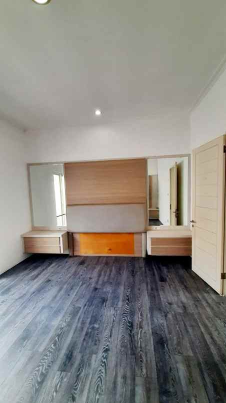 dijual rumah pakuwon city