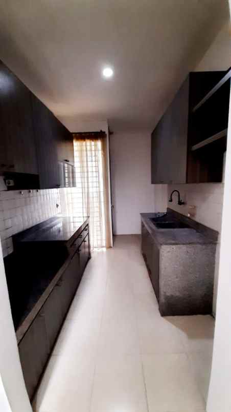 dijual rumah pakuwon city