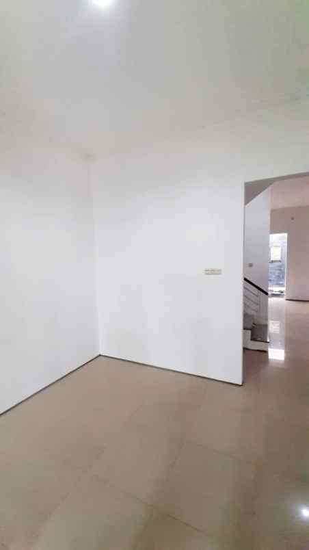 dijual rumah pakuwon city