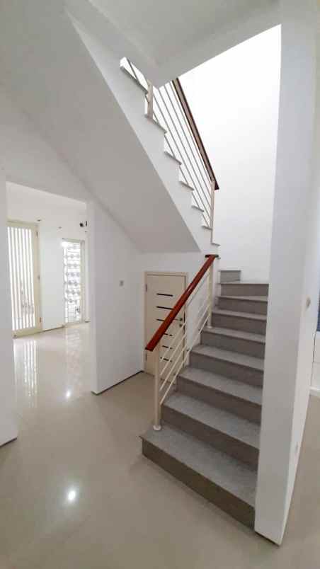 dijual rumah pakuwon city