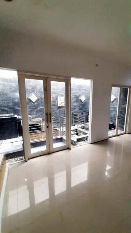 dijual rumah pakuwon city