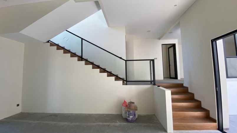 dijual rumah pakuwon city