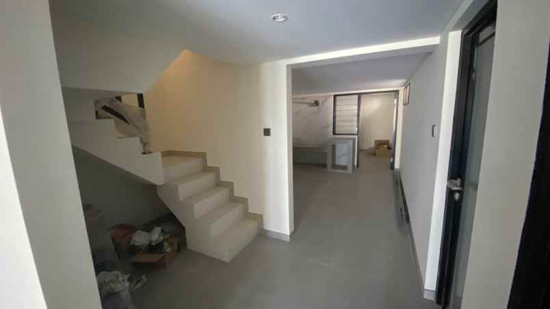 dijual rumah pakuwon city