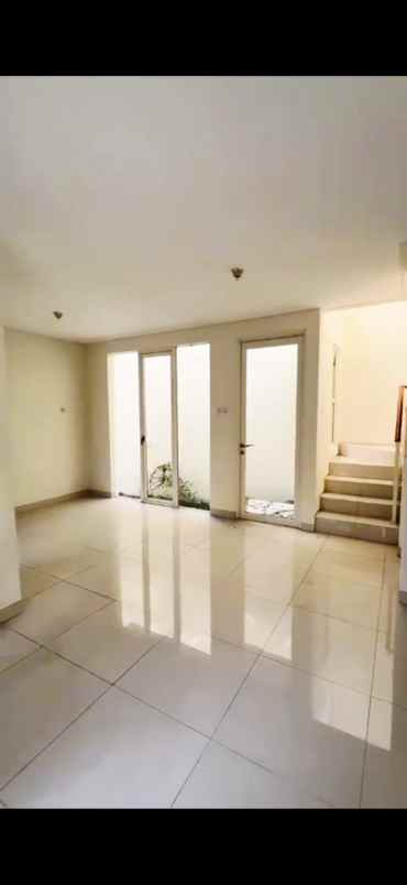 dijual rumah pakuwon city