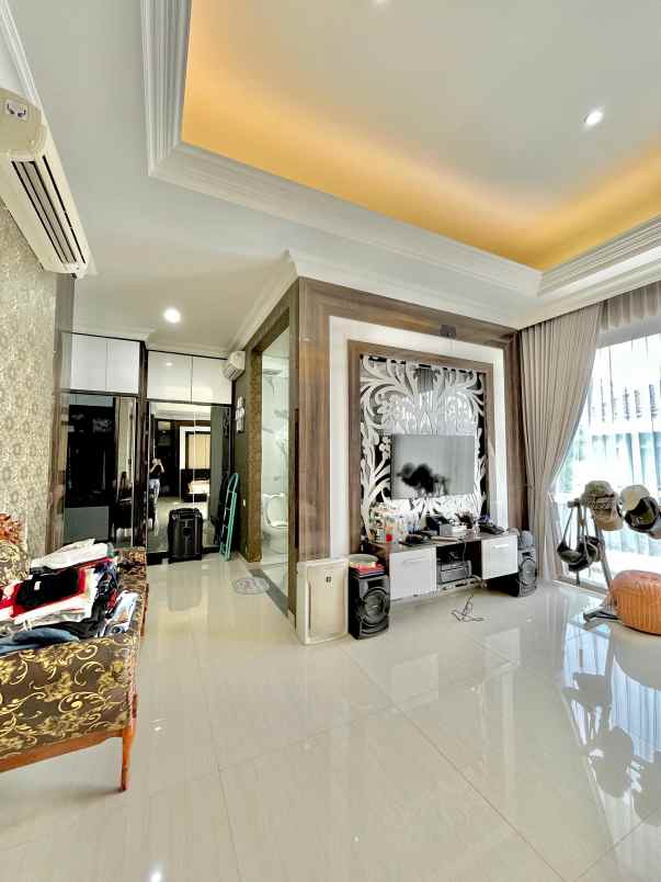dijual rumah pakuwon city