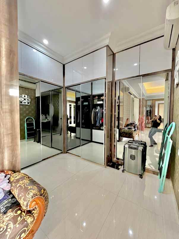dijual rumah pakuwon city