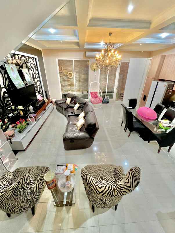 dijual rumah pakuwon city