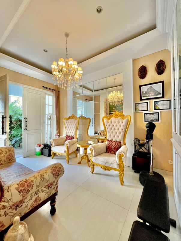 dijual rumah pakuwon city