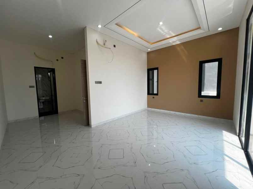 dijual rumah pakuwon city