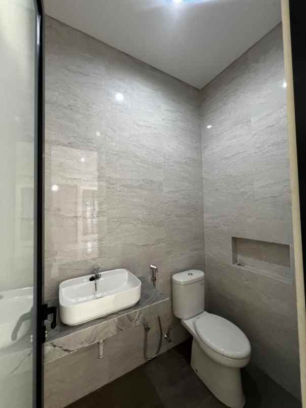 dijual rumah pakuwon city