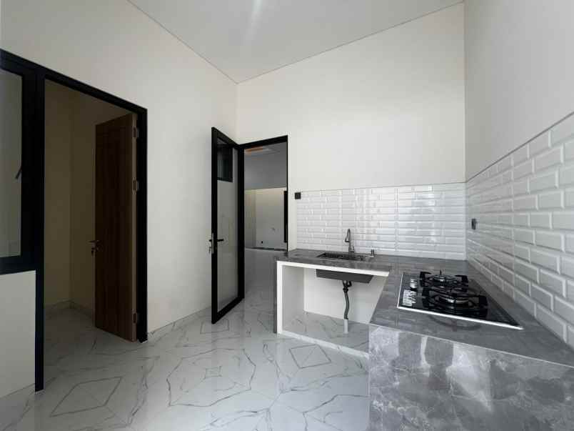 dijual rumah pakuwon city